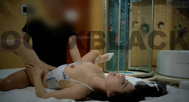 推特原创大神，【OOXXBLACK】，好骚啊，气质女神胸推，奶子都要被捏爆了，劲爆刺激推荐