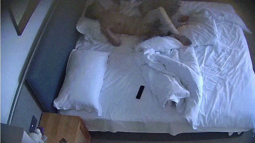 公寓酒店 8-30 男人带女友开钟点房操逼 进来先打一炮 休息一段时间 退房前直接搞两炮 也是闹饥荒了