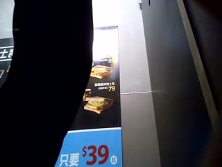麦当劳店经理在更衣室放摄像头偷窥假期兼职学妹高清真实，女孩子赚点钱太难了