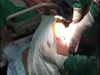 麻醉科色狼医生趁美女术前麻醉的时候旁边没人偷偷猥亵偷拍病人私处打飞机
