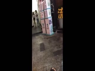 男扮女装女厕所偷拍50位美女，公司白领、网红、大学生护士等
