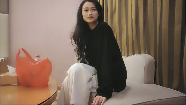气质甜美外围小少妇 手伸进内裤揉搓肥穴 镜头前深喉扛起大长腿 拉着手站立后入