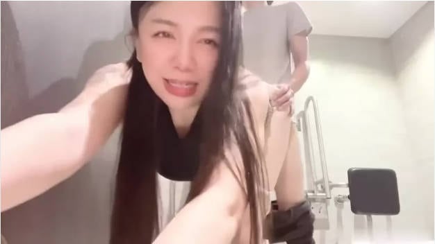 台湾极品风韵爆乳尤物「嫚嫚」勾搭路人到公厕野战 马桶女上位榨精 工具人释放肉欲