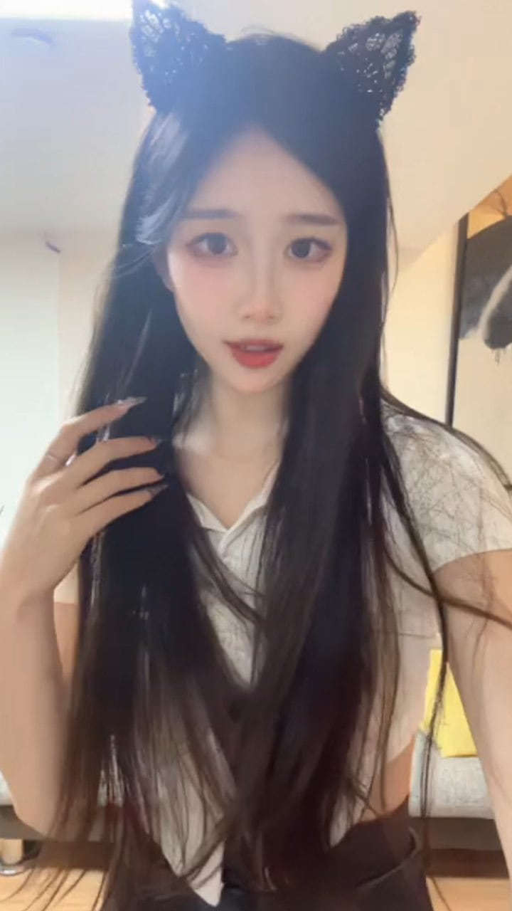 极品网红福利姬【swetty】精致颜值极品身材尤物，肌肤白皙长腿翘臀，穿各种美裙摆拍，全裸直播资源流出。
