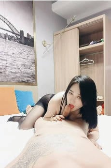 黑丝高跟露脸极品吸精少妇的诱惑，口交乳交大鸡巴激情上位让大哥揉着奶子爆草蹂躏，后入抽插跪舔大鸡巴好骚