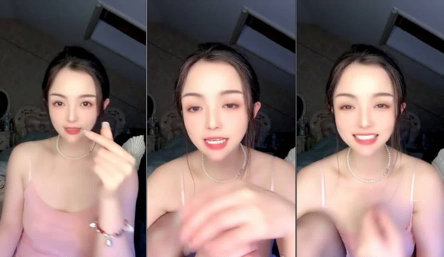 【女神 妙妙】 完美尤物正常播的时候给人一种明星贵妇的感觉，大秀的时候又让人眼前一亮好淫荡啊，超级反差