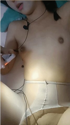 小荷才露尖尖角刚播01年嫩妹 两个麻花辫娇小身材 开档肉丝给男友足交 第一视角深插小穴 主动骑乘一上一下