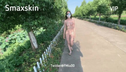 2025年12月最新，推特户外露出女神，【Smaxskin】，七号公路，曲径通幽，雨夜漫步，每一次都是紧张刺激至极