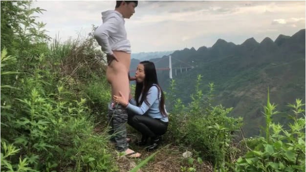 约泡人妻在这种风景如画的山头上做爱 也是一种不一样的体验